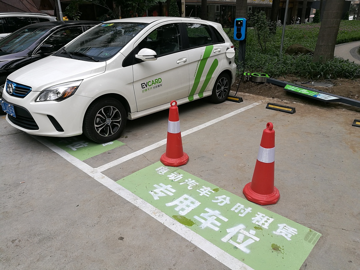 请根据中国法律编写一份篇幅较长的个人车位租赁协议要求对车位租赁合同细节描述到位要求租赁协议中条款对承租人更有利