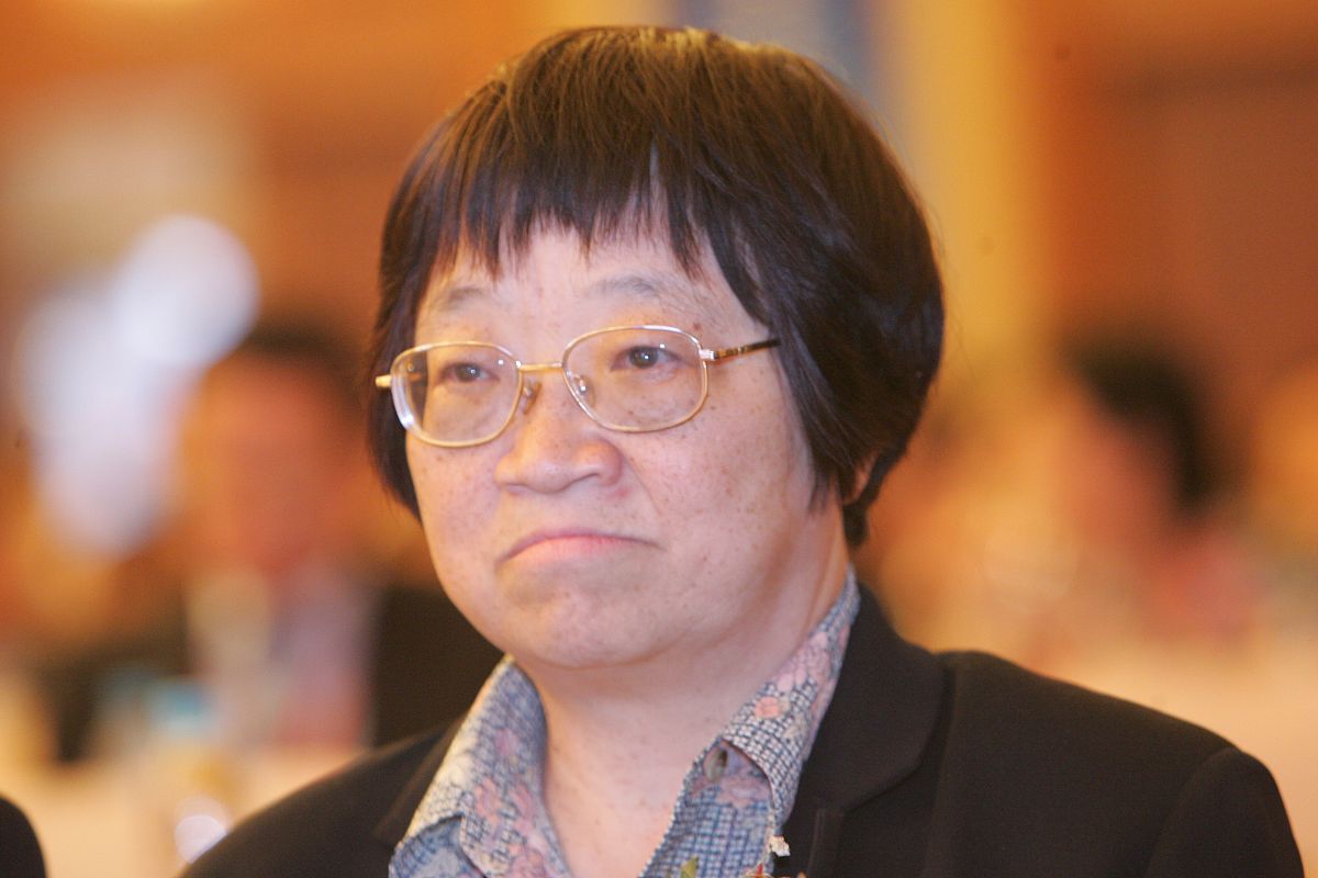 使以下段落更流畅：其中独立董事、非执行董事、除监事会主席之外的监事实行固定津贴制度;独立董事、非执行董事和外部监事实行出勤补贴制度。