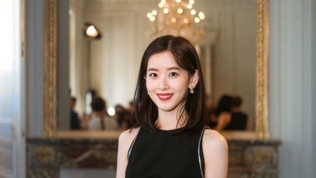 #每日娱乐快讯#【偶遇章泽天系丝巾扎马尾校园游走,一身学生打扮侧颜超美很清纯】10月13日