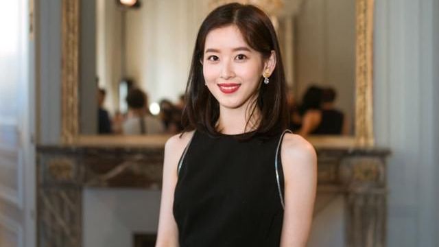 #每日娱乐快讯#【章泽天与剑桥同学参加投资比赛 穿职业装精英范十足】近日,有网友晒出“奶茶