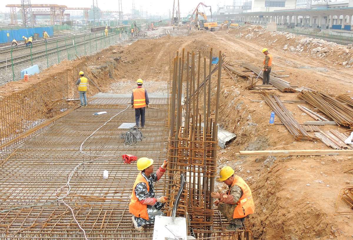 ***_***2016年4月28日,江苏连云港,工人在铁路连云港站改造扩建工程现