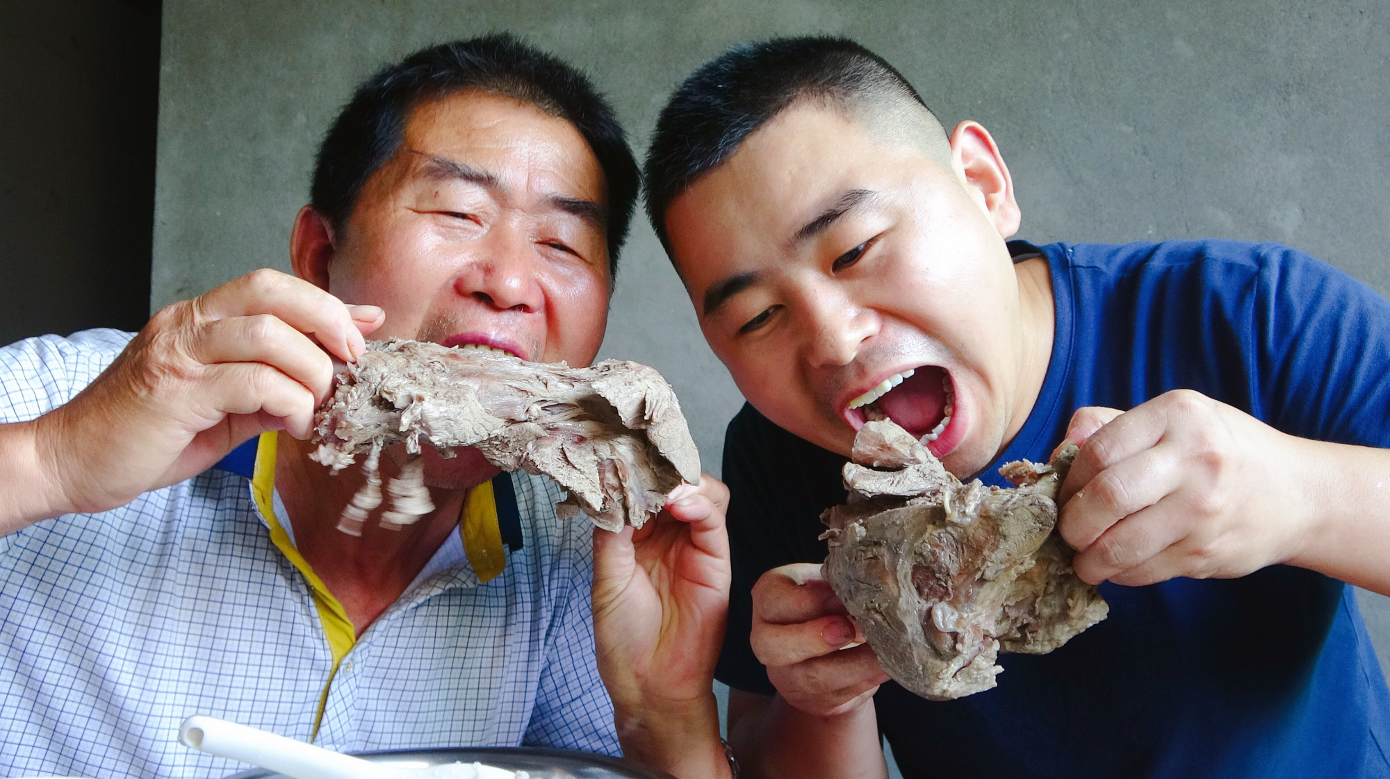 5斤羊腿200元,白切羊肉煮一锅,小厨父子最能吃,啃得真过瘾