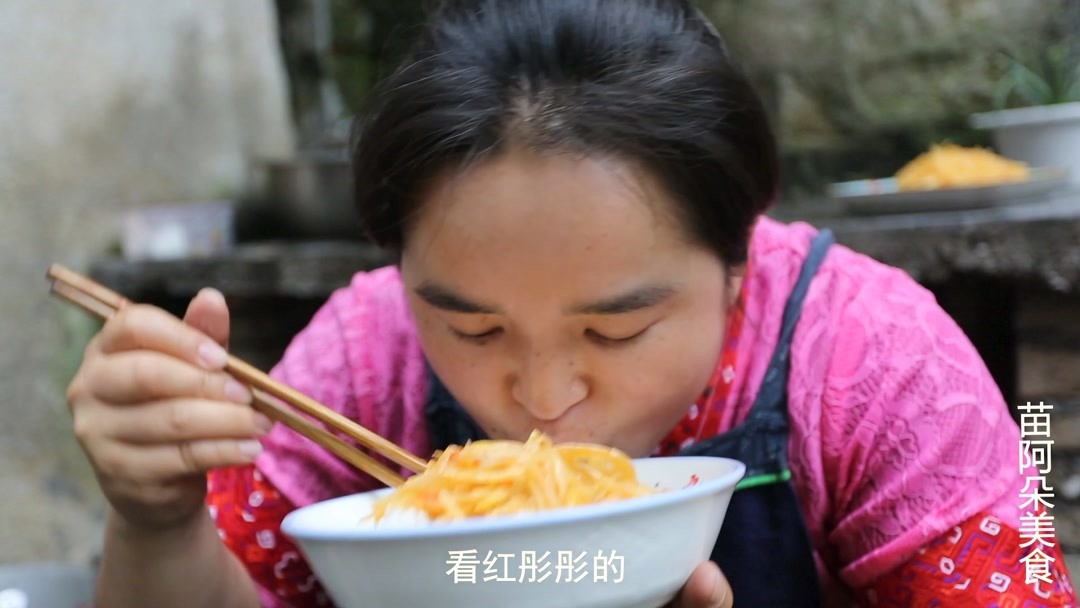 苗大姐剁辣椒炒土豆丝,酸酸辣辣爽口,大口吃饭吃菜