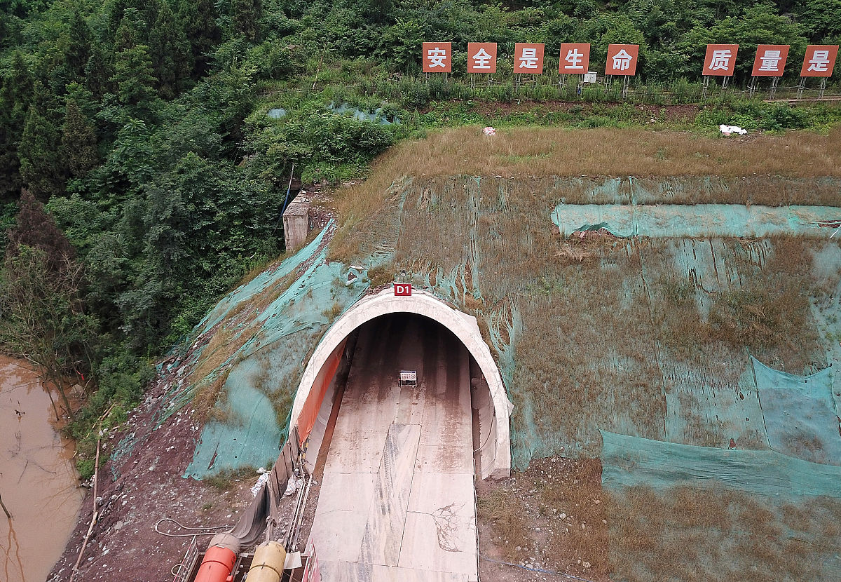 2019年6月27日,四川省成都市新机场高速龙泉山隧道,龙泉山1号隧道d1线