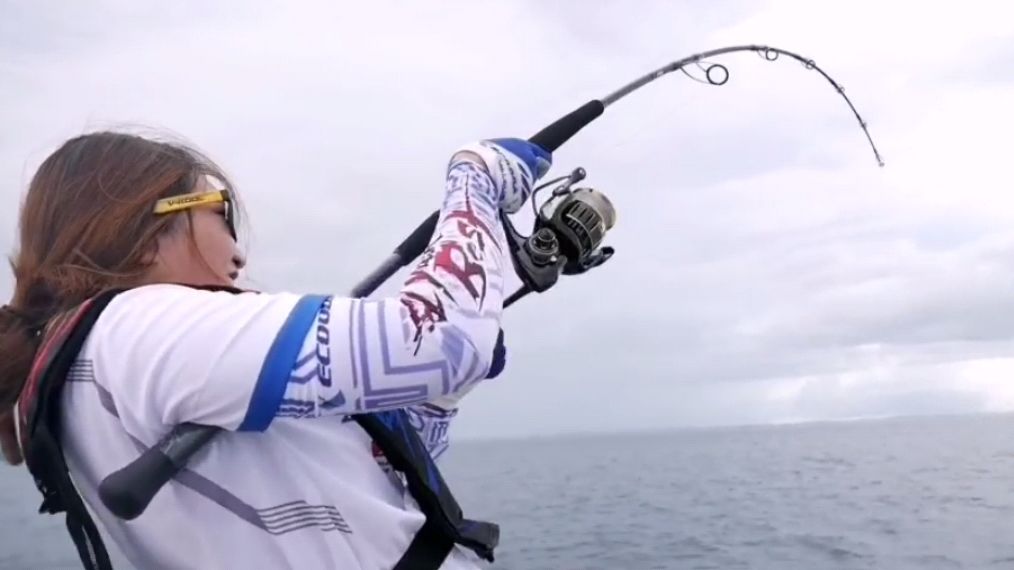 海钓:钓获百斤大鲨鱼,表妹直呼鲨鱼太大,全身力气都拉不动大鱼