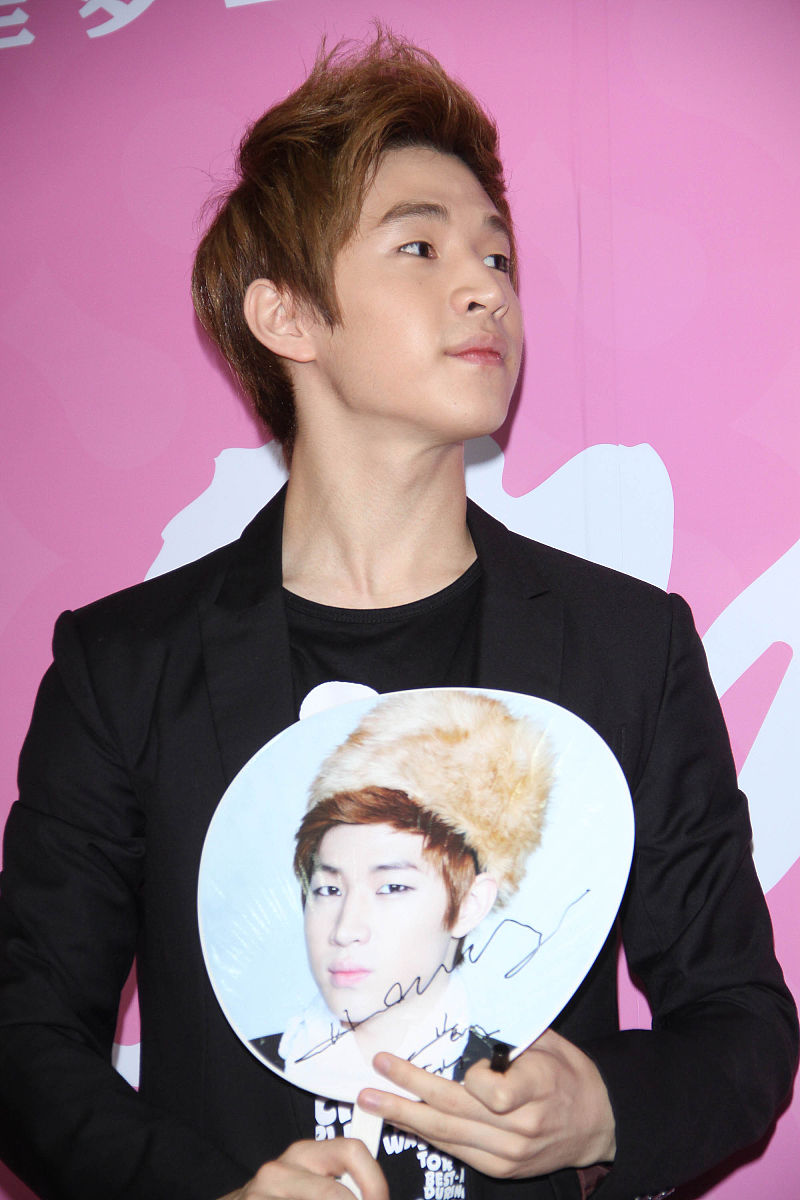 2011年7月8日,台北,"s.m.官方明星商品专门店"开业.super junior-m团