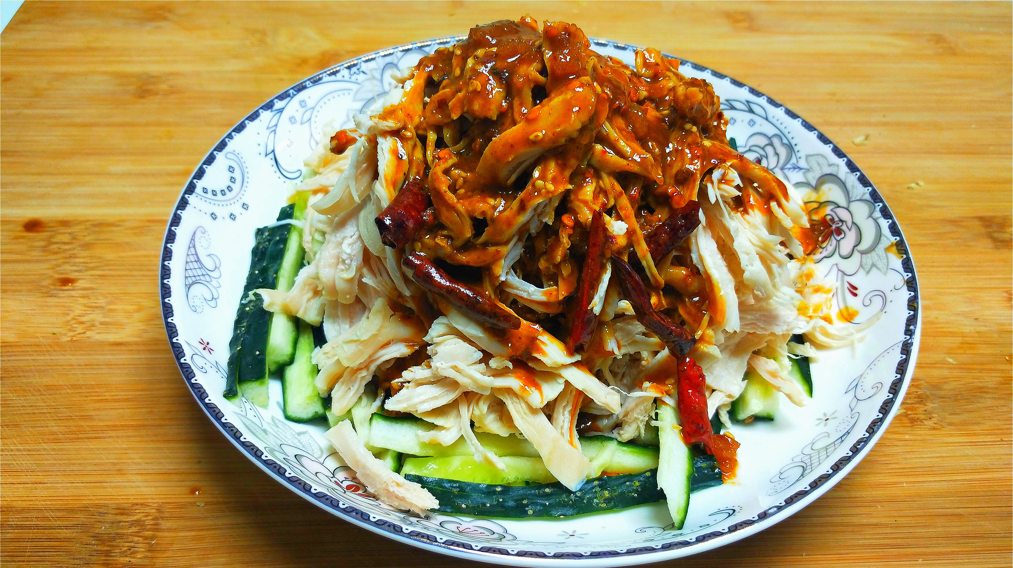 夏天来一盘凉拌鸡丝,用辣椒油和芝麻酱一拌,味道香辣营养又健康