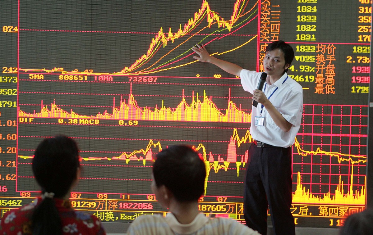 2007年9月21日,武汉市一证券公司分析师在讲解大盘.+++_+++股市,股民,