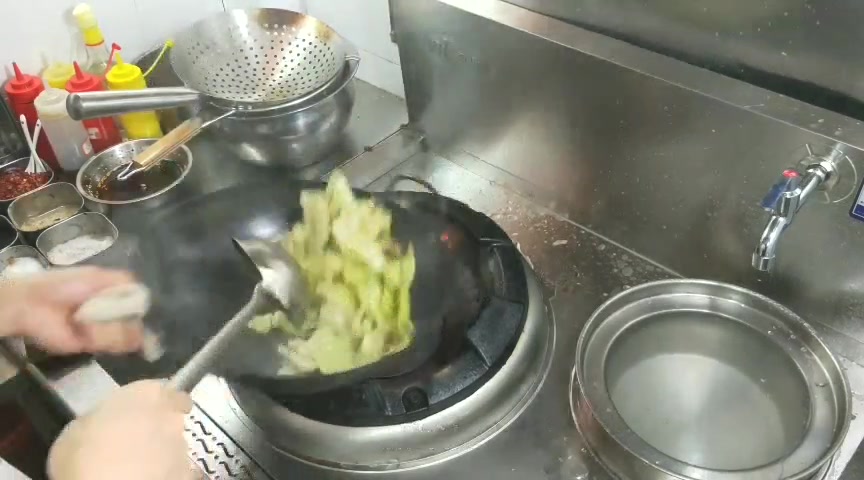 酒店今天来一位大厨应聘工资要求7千,你看他做这道手撕包菜值吗