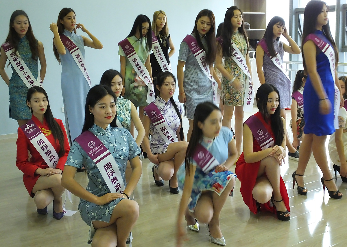 2016年5月27日讯,湖北宜昌,40位参加国际旅游小姐大赛的美女选手在素