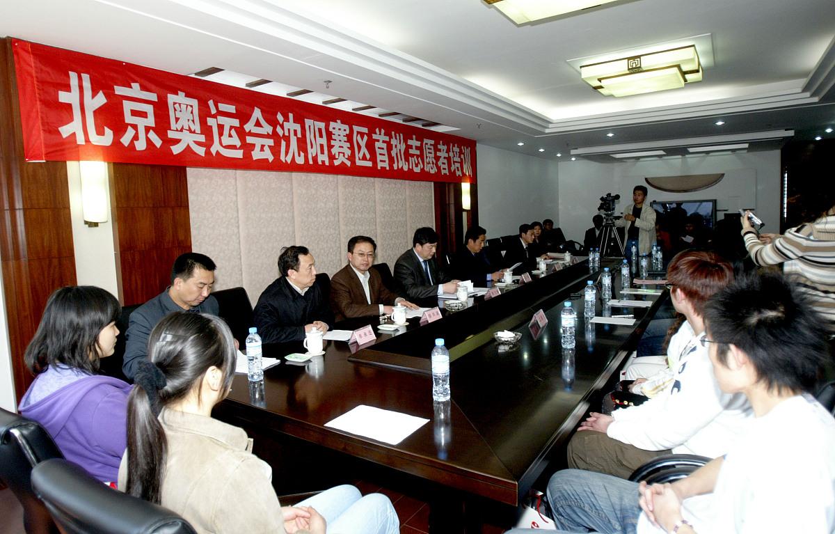 请对培训中心的院长就干部培训后勤服务方面进行批评