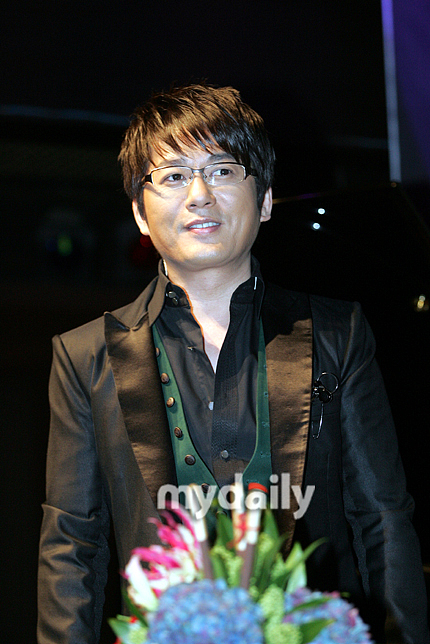 2009年11月11日,首尔,韩国歌手申胜勋新专辑《love o'clock》宣传活动