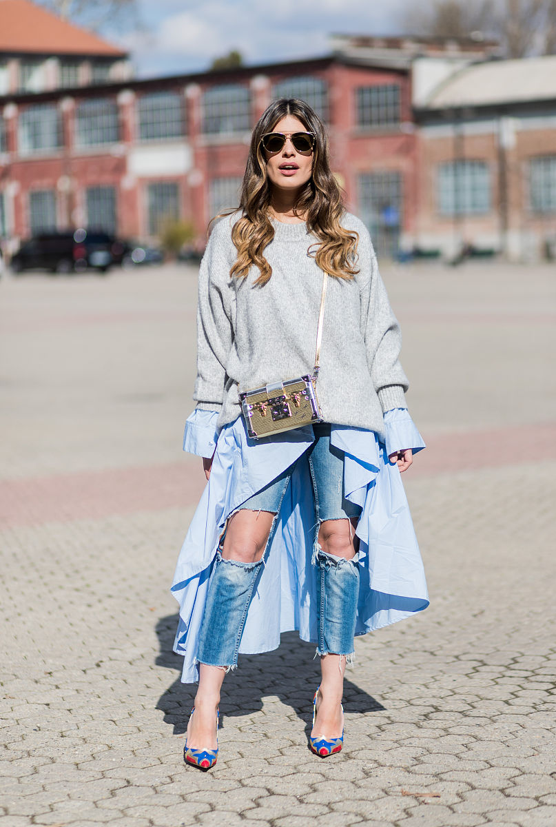 以买家身份写10句话赞美这件女士无帽圆领卫衣