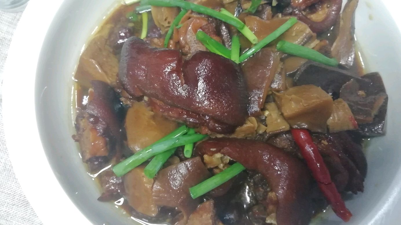 红烧猪蹄这样做,简单易学,加上香菇,营养又美味