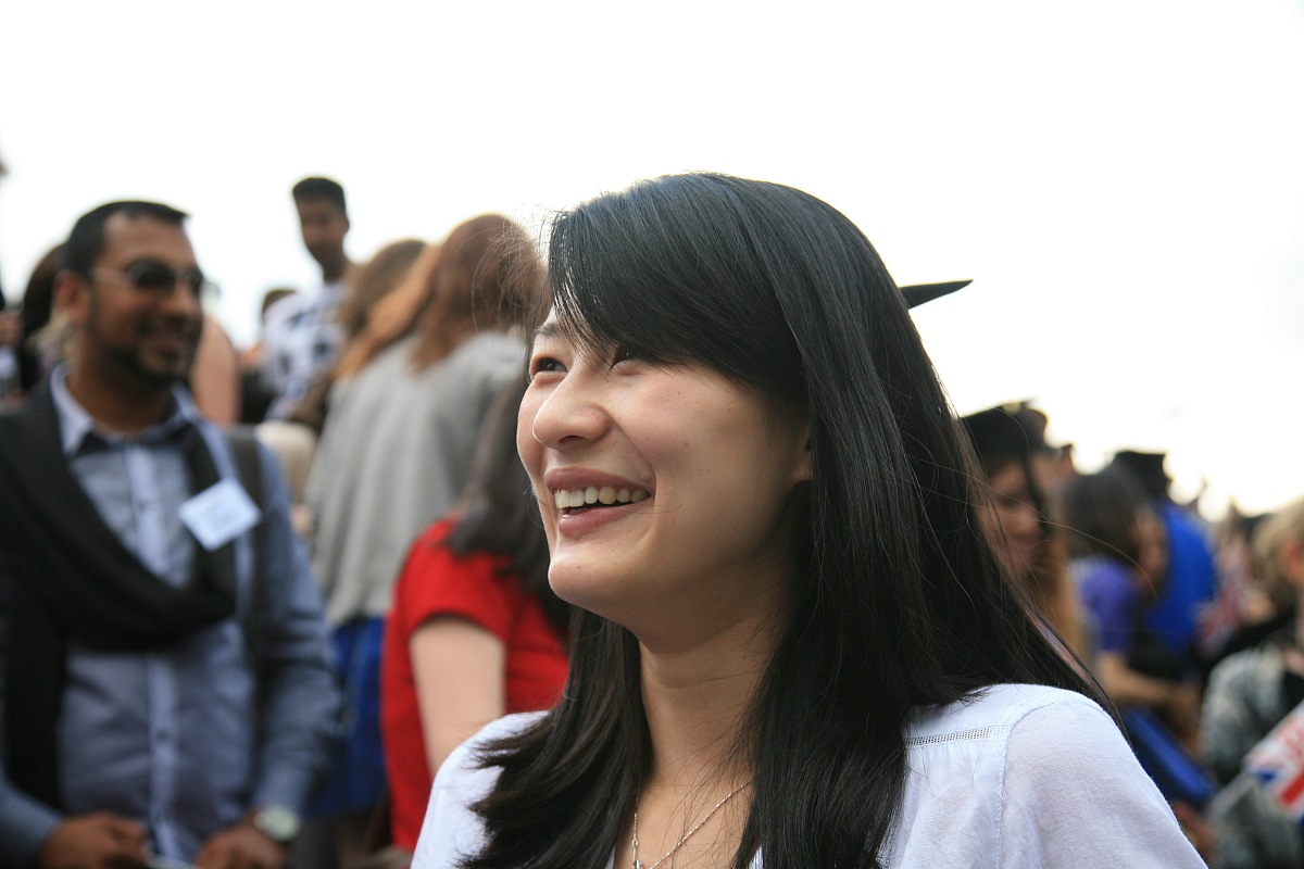2012年5月30日,伦敦,250名来自100多个国家的留学生在英国伦敦齐抛毕