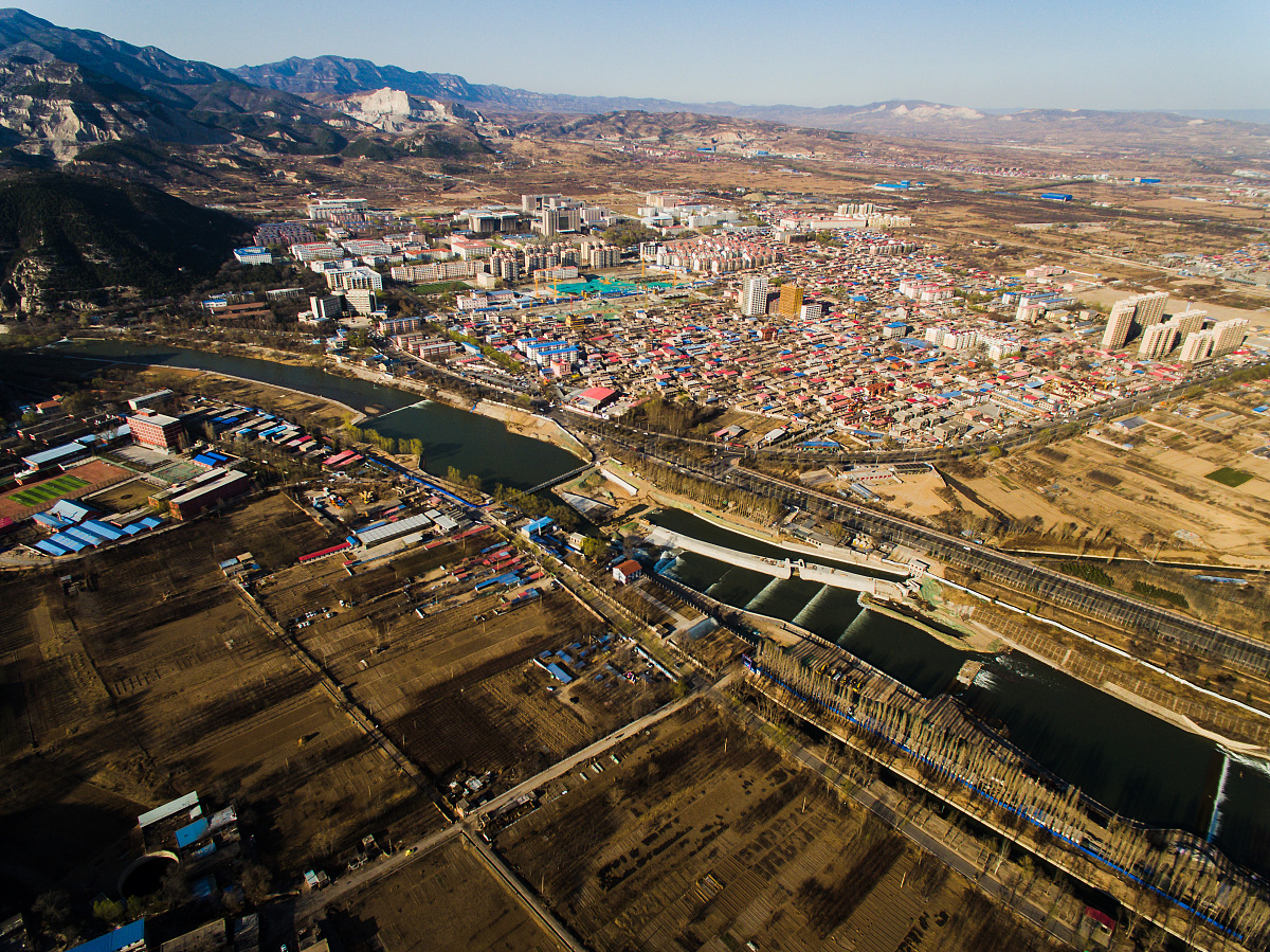 吕梁市资源型地区经济转型发展研究论文的主要观点：