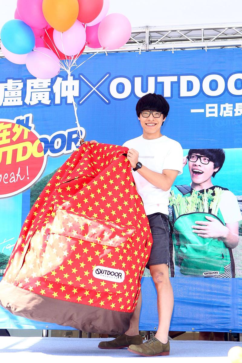 2011年9月17日,台北,代言人卢广仲轻装出席时尚品牌背包的新店开幕活