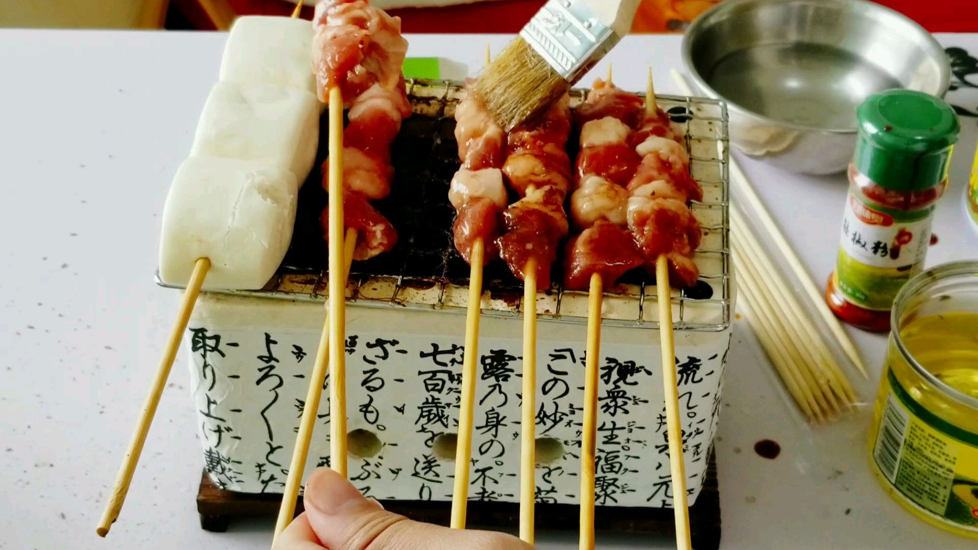 在家也能烧烤,羊肉串肥瘦相间,加上烤馒头香甜可口,真的很好吃