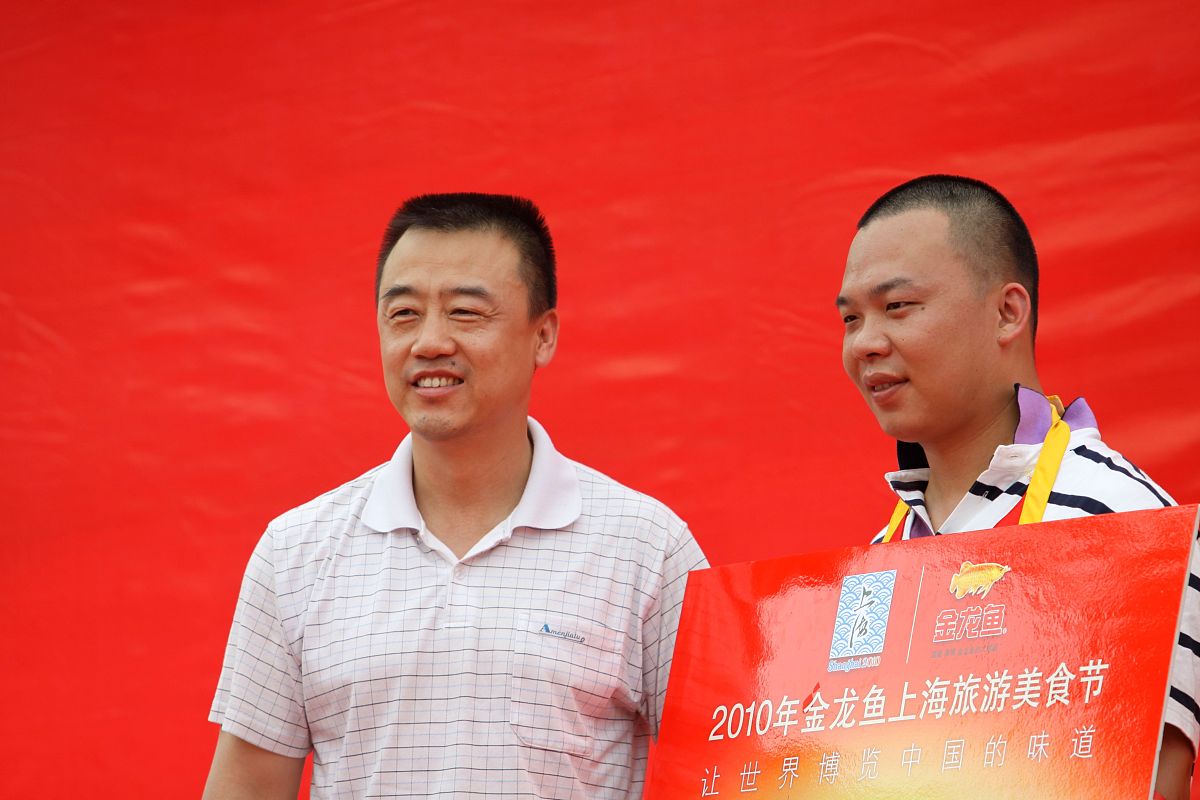 2010年6月19日,湖北武汉,央视名嘴朱轶现身武汉为某食用油品牌站台主
