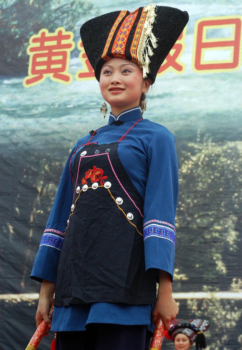 2004年4月10日,黔南荔波,三都,独山,平塘,都匀五县在贵阳举行民族服饰
