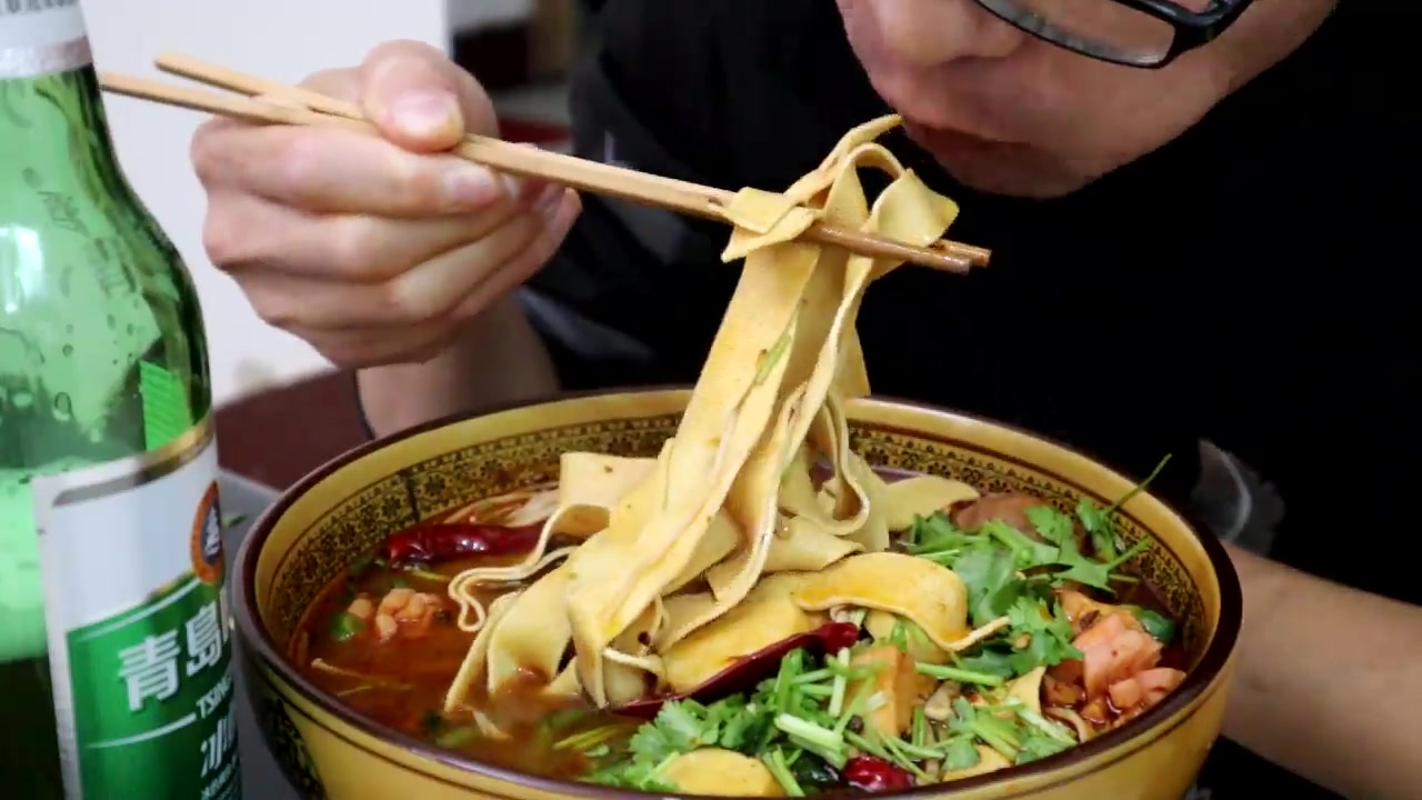 冬天是吃麻辣烫的季节,小伙教你在家做,成本不到十块钱!