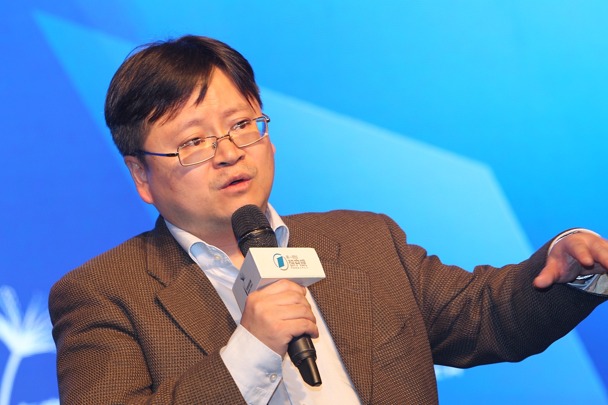 分析在固定的价格水平和资本完全流动的条件下开放型经济的 IS-LM-BP 模型。经济最初是处于内部和外部均衡状态。假设现在国内经济决定减少货币供应量1 这种货币政策对国内的商品市场、货币市场及外汇市场和国际收支平衡的最初影响是什么？哪条曲线发生移动？2 固定汇率下的调整机制是什么？说明和解释在调整期间哪条或哪些曲线将移动并且对新的平衡与初始平衡进行比较。3 浮动汇率下的调整机制是什么？说明和解释在