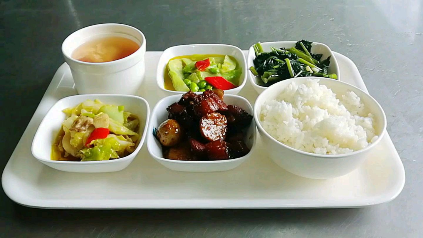 单位食堂10元员工餐做好了!看看今天吃的什么