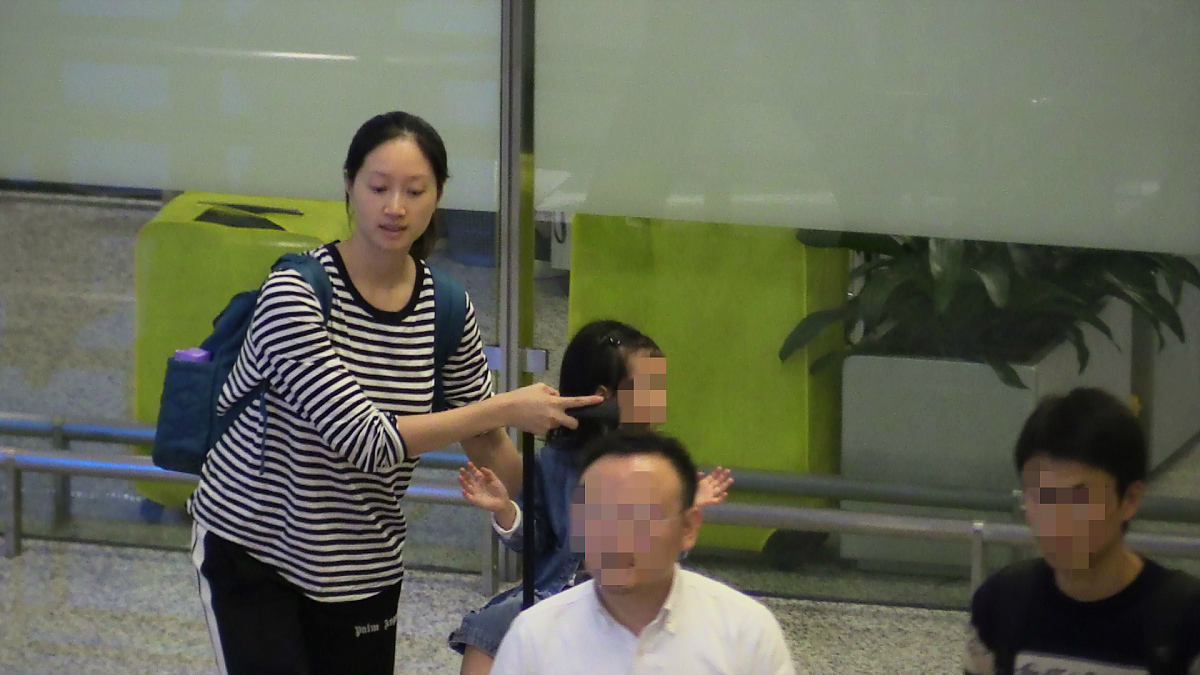 14岁女孩状告亲妈占用30多万拆迁款，根据这个话题写一篇新闻