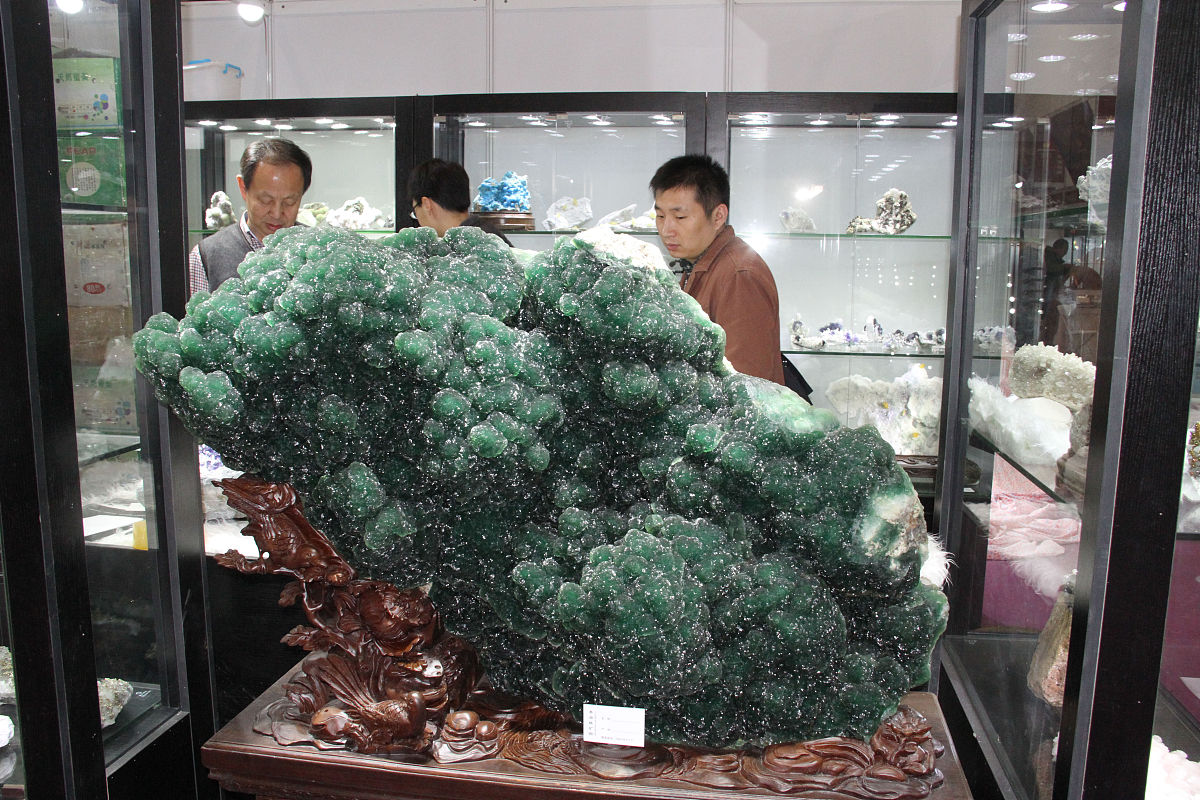 2015年12月01日,北京,观众在2015中国国际珠宝展上参观.