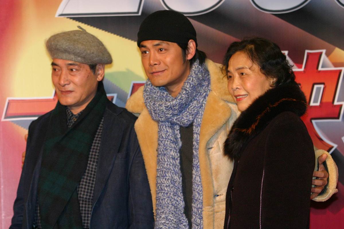 2006年1月7日,上海,"2005十大快乐明星家庭颁奖典礼"在电视台举行.邵
