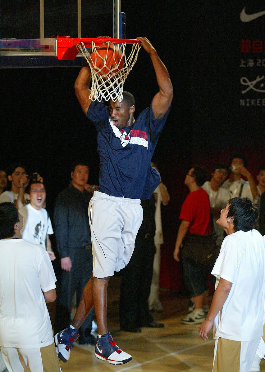 科比·布莱恩特：篮球传奇人物的辉煌与哀悼