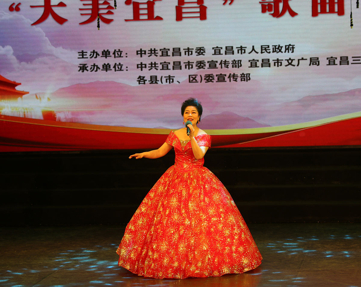 你现在身份是一名音乐学院的本科毕业生要写毕业论文题目为《民族声乐中的角色塑造-以等着我亲爱的人为例》请对其 角色塑造在《等着我亲爱的人》中的应用内容进行写作可以适当增加案例进行辅助说明保证内容的逻辑性和条理性不要乱写其格式如下：41 主要角色的塑造