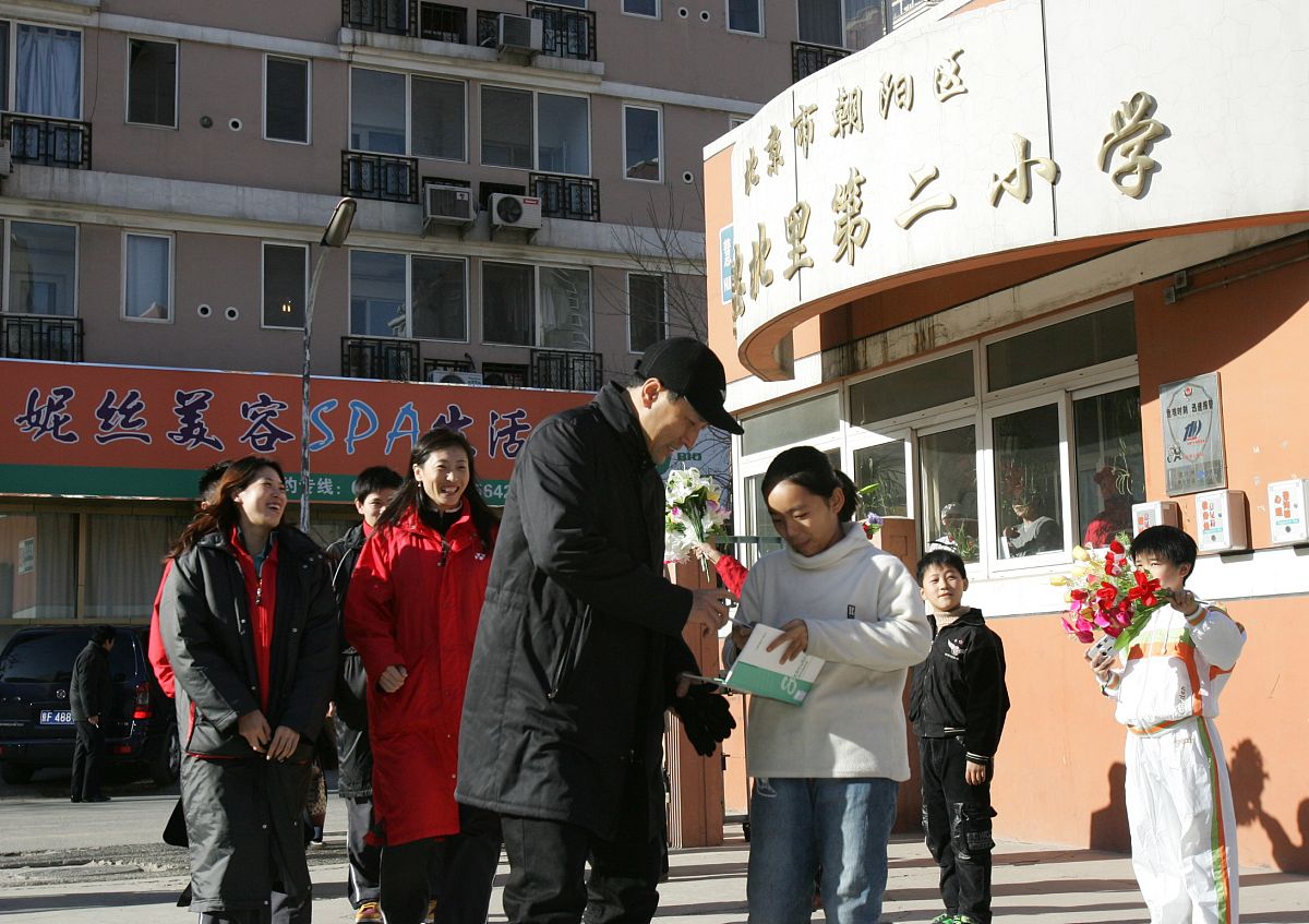 2006年12月15日,北京,国家羽毛球队出席公益活动,帮助小学生提高交通