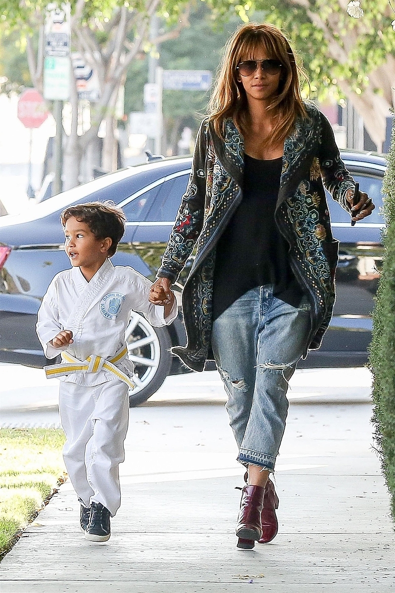 帮我写个带娃的短视频脚本 内容是搞笑的