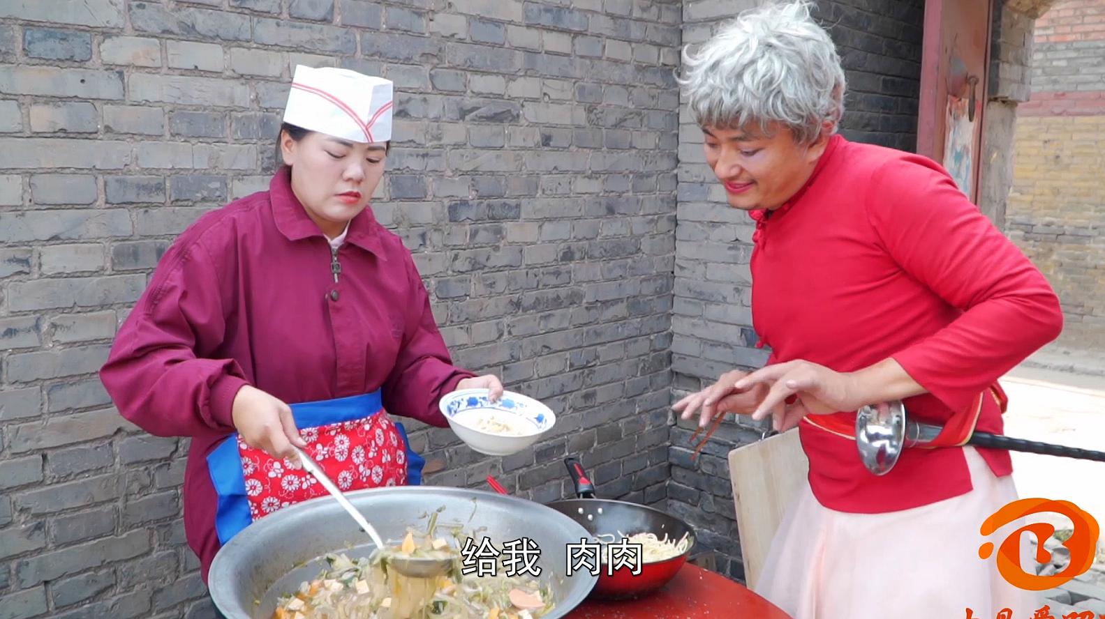 [图]搞笑短剧：食堂大厨打饭重女轻男，不料小伙男扮女装，太有趣了