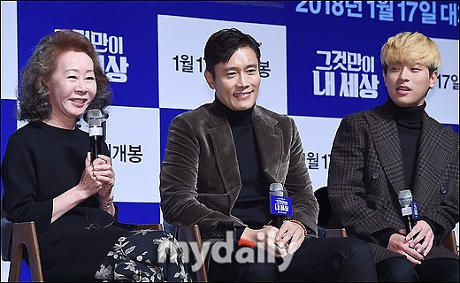 请扮演一个顶级程序员及ui设计师帮我写一个介绍MInecraft服务器的官网带有新闻展示板和游戏截图板块请帮我写代码并写CSS