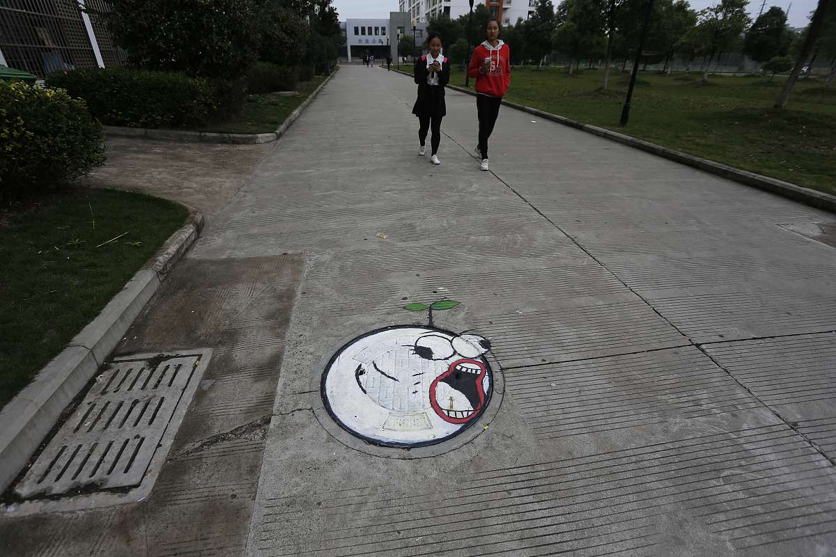 我是一名西北工业大学学生在以绿色环保为主题设计井盖图案我们井盖设计活动的图片是一个绿色的地球有保护环境的标语请想一个200字介绍。