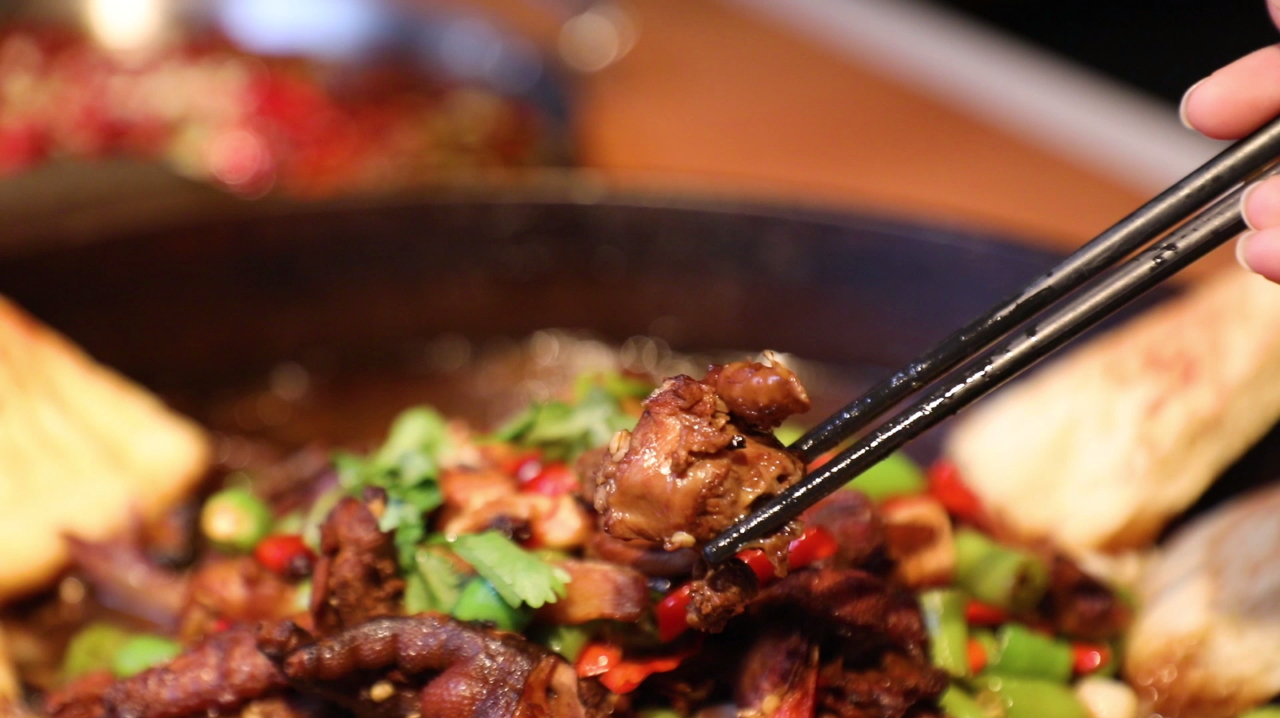 好吃不贵经济实惠的铁板鮰鱼了解一下,比烤鱼更有滋味哦!