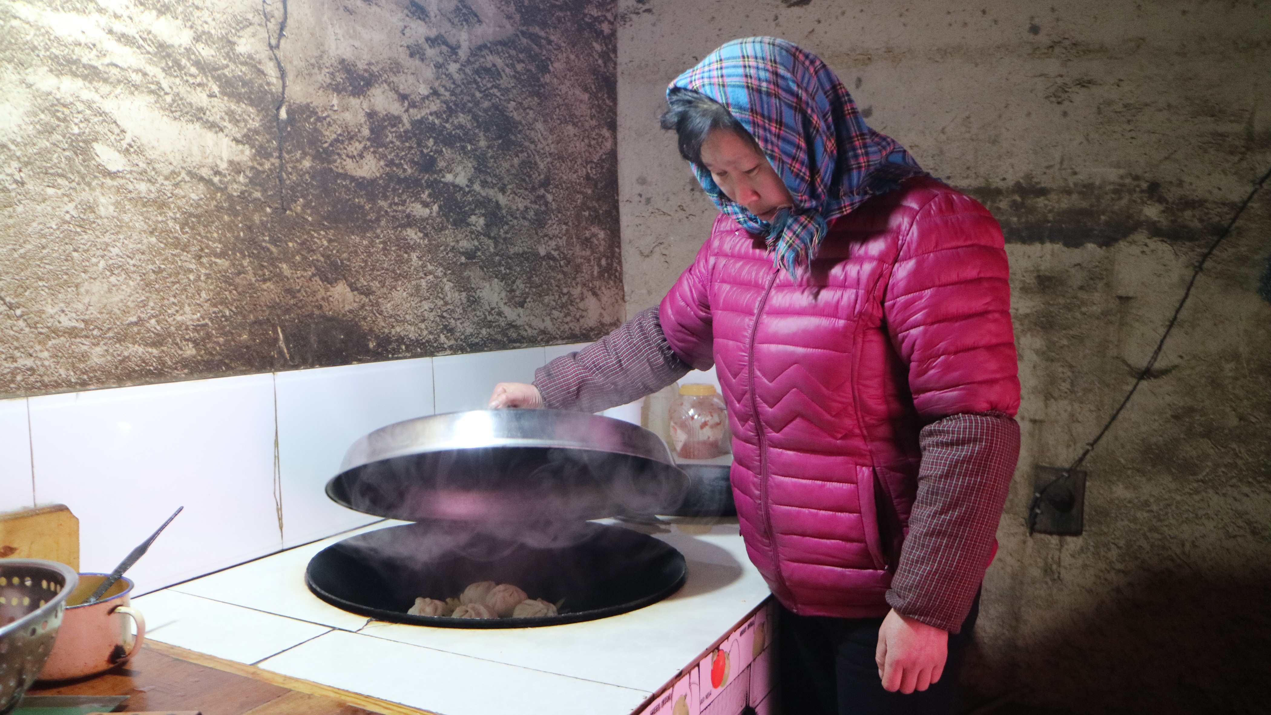 农村妈妈雪后做午饭,炒一大锅土豆地软菜,一人1碗吃美了