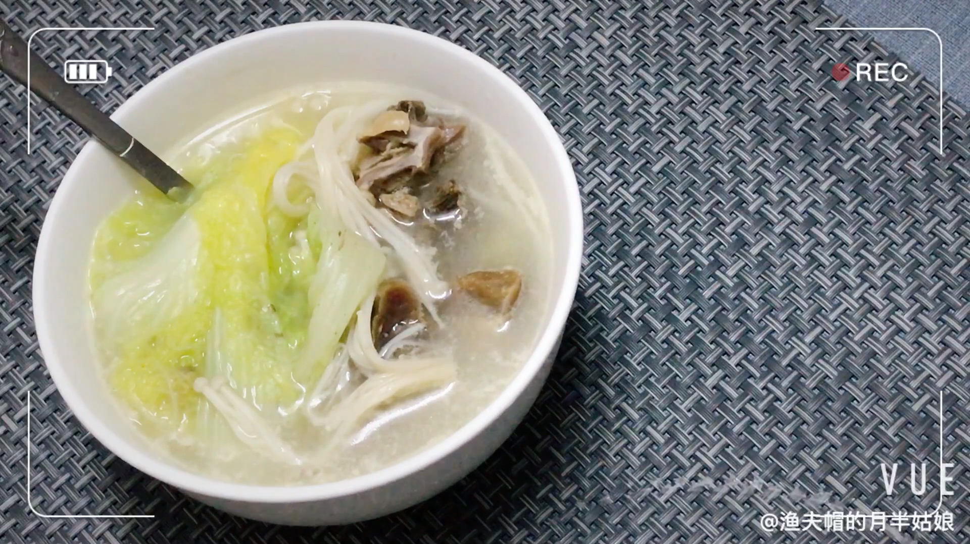 上汤蔬菜,腊鸭熬的高汤,放入清甜爽口的蔬菜一烫,汤清甜菜爽口