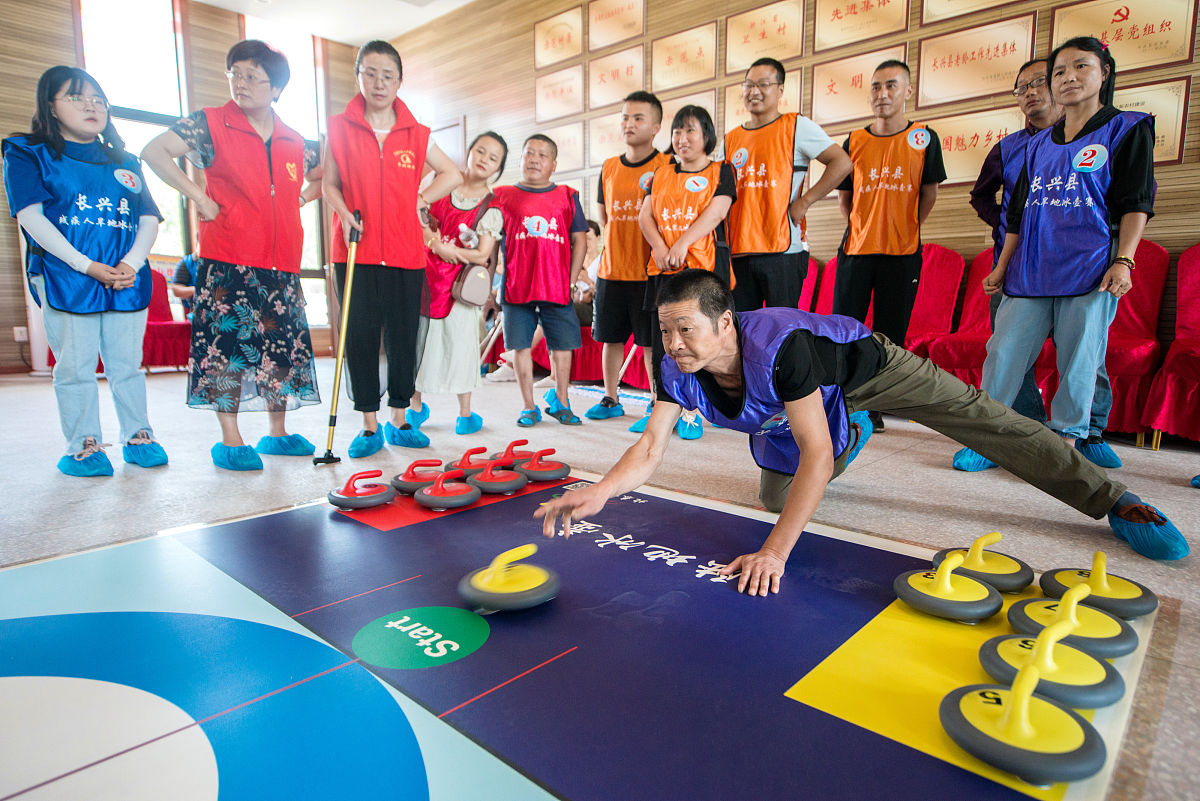 体验冰壶乐趣，感受运动魅力！主持人带你走进老年旱地冰壶队