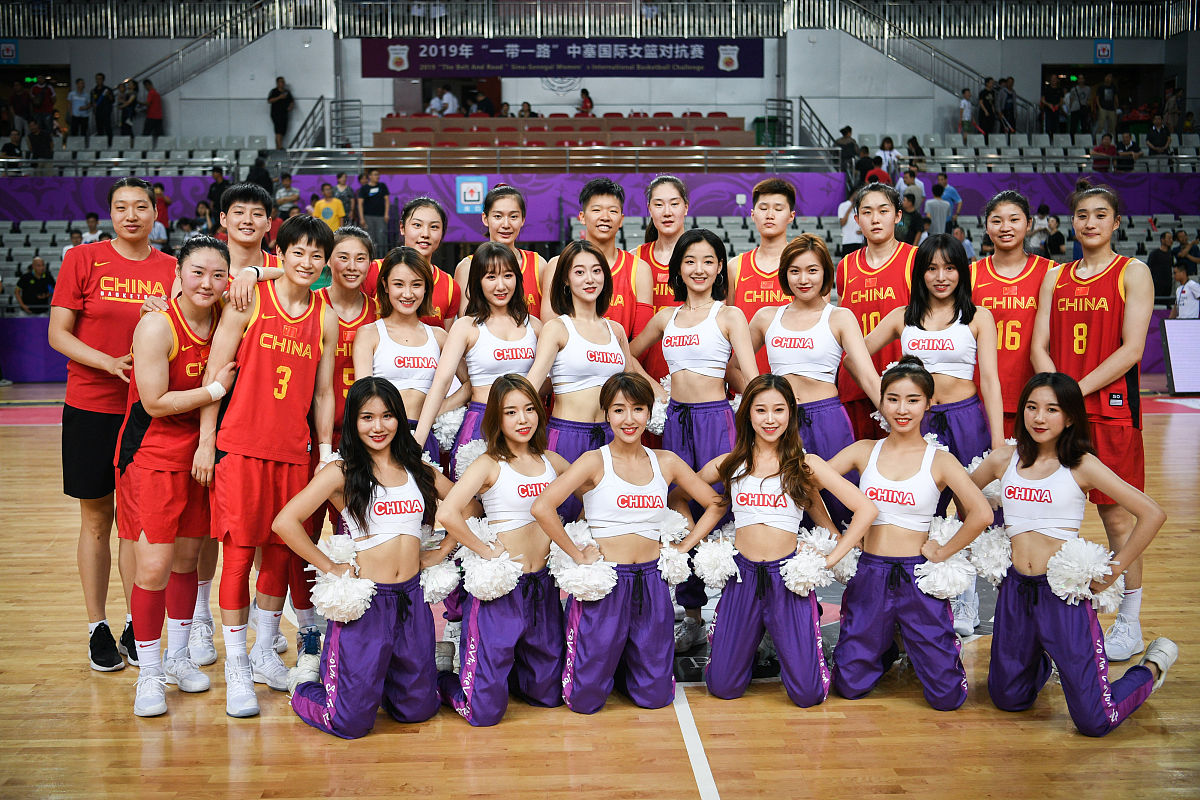 联系日常训练写一篇女篮赛季成果报道