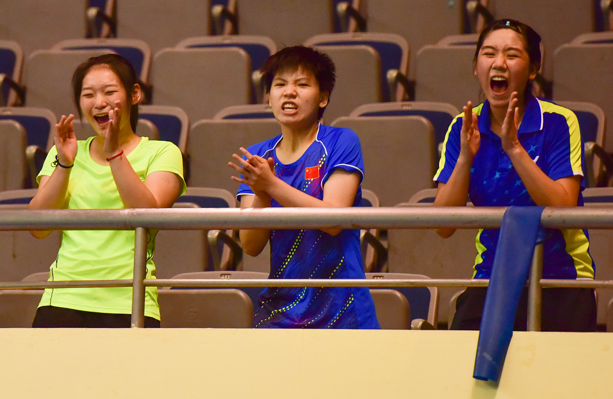 数字电子技术课程设计电子计分板设计目的：设计一款数字电子技术课程设计电子计分板通过该计分板可以方便地记录比赛或考试中的得分情况减少人工计算的错误率提高计分效率。设计功能：1 显示得分情况：在计分板上显示当前比赛或考试的得分情况包括每个选手或考生的得分和总得分。2 记录得分：通过按钮或遥控器等方式记录选手或考生的得分自动计算总得分。3 重置得分：在比赛或考试结束后可以通过按钮或遥控器等方式清零计分板