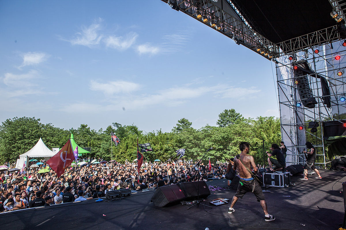 活动宣传方式1 社交媒体宣传：通过微博、微信、Facebook、Instagram等社交媒体平台发布活动信息吸引粉丝关注和参与。2 传统媒体宣传：通过报纸、杂志、您的提问过于频繁了请歇一会吧报名表：在活动举办地点、相关场所或网站上发布报名表让感兴趣的人填写并报名参加活动。3口碑宣传：通过活动前的口碑营销让更多人了解和关注活动增加参与度。4合作宣传：与相关机构、社团、企业合作共同宣传活动扩大活动影响