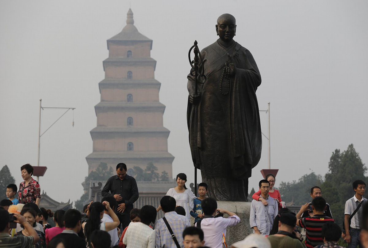 扮演一名旅游爱好者自媒体博主根据以下内容写出一篇2000字旅游短视频原创文案文字表达思路清晰有自己的见解不要推荐景点跟地方旅行是一种更多的关注与体验