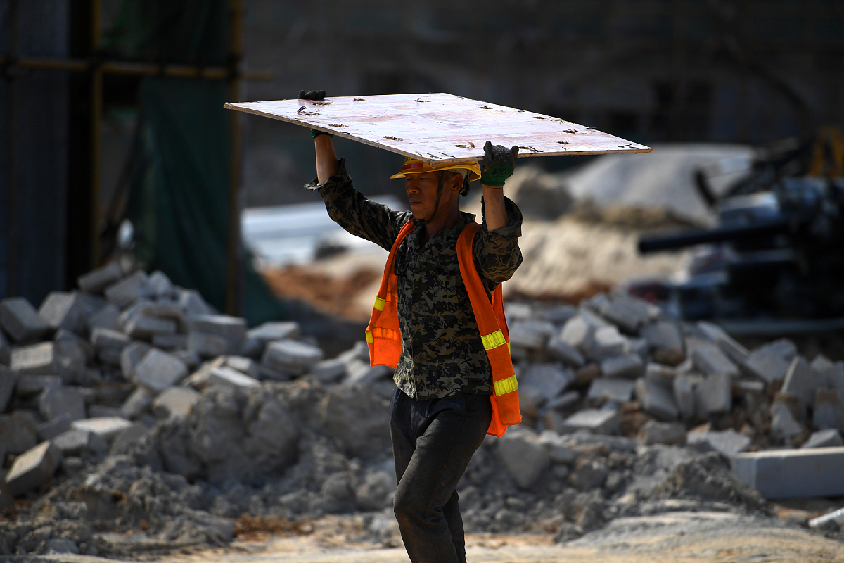 以【五一】为契机确定相关主题策划短视频脚本。