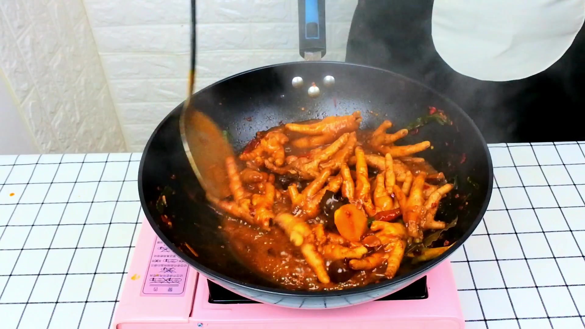 红焖鸡爪,做法0失误,一斤鸡爪还不够吃!太美味了!