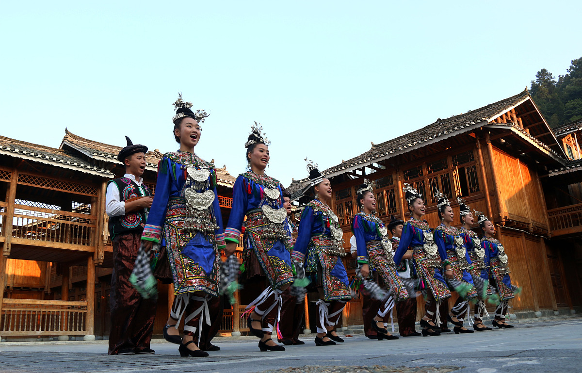 ***_***2015年10月18日,肇兴侗族姑娘小伙在为游客表演侗族歌舞.