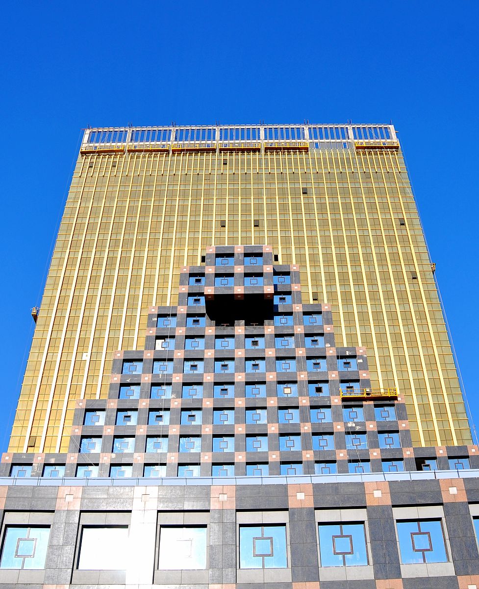 2012年11月17日,沈阳,位于铁西区核心位置的黄金版"大裤衩".+++_+++沈