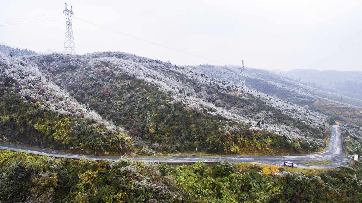2018年12月13日,广西桂林市全州县东山瑶族乡高山地域雾凇如霜.